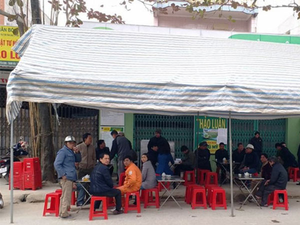 Vác dao kiếm tới nhà hò hét, chửi bới rồi chém chết người