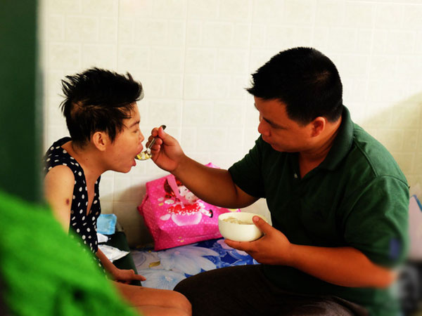Vì tình yêu, người đàn ông tự tay chăm sóc 'vợ hờ' mang bệnh hiểm nghèo chảy máu vùng kín, thương con vợ như con mình