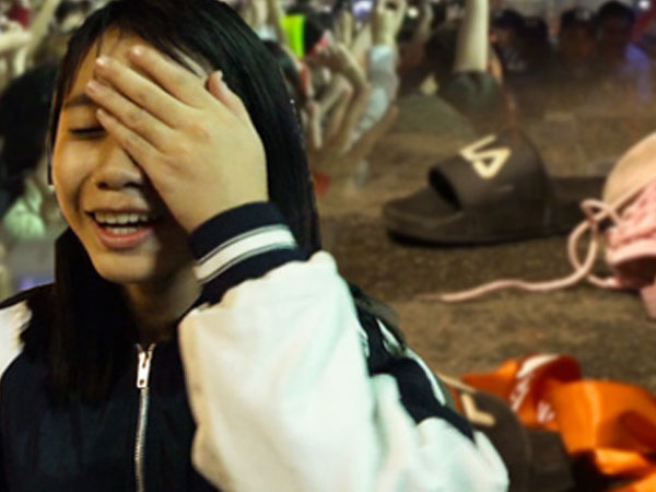 Video: Cổ động viên rơi giày dép, điện thoại khi chạy theo chào cầu thủ