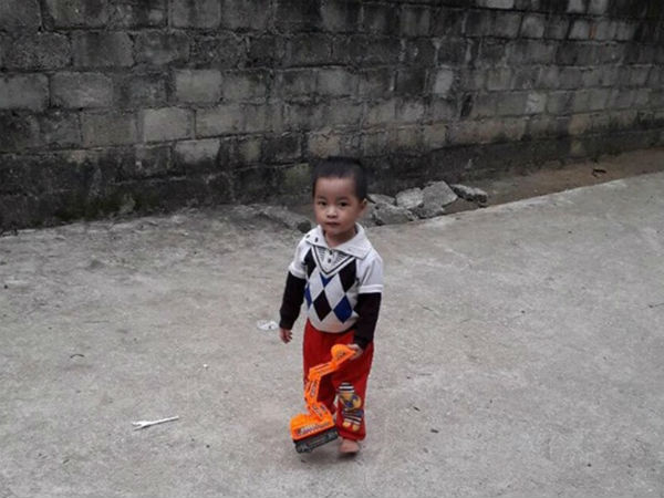 Bé trai 3 tuổi nghi rơi xuống sông Lô mất tích lúc giữa trưa