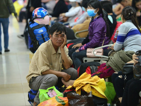 'Cò vé' hoạt động rầm rộ, hành khách bị sang tay ngay Bến xe Miền Đông