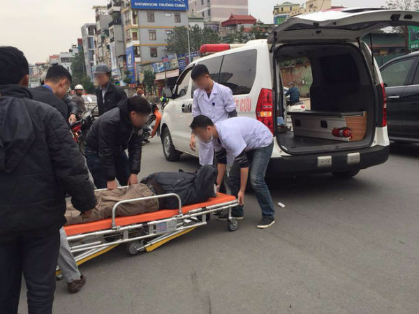 Hà Nội: Người đàn ông đội mũ Uber đi ngược chiều đâm thẳng vào ô tô ngày giáp tết