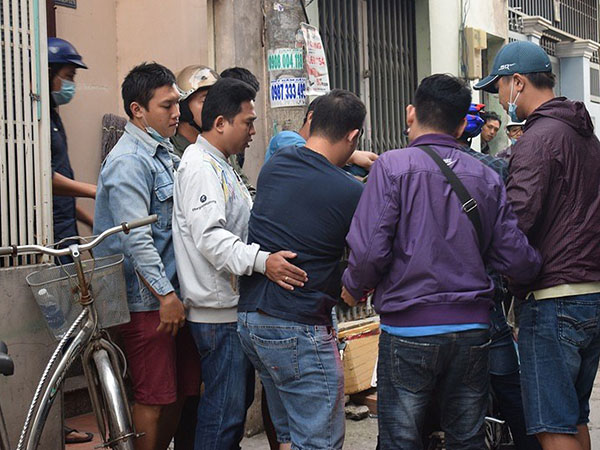 Cướp taxi bất thành, xông vào nhà dân đổ nước gài điện cố thủ