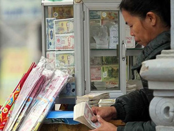 Tiền mới khan hiếm, phí đổi tiền lẻ 'nhảy múa'