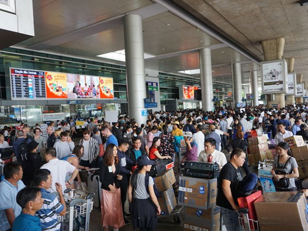 1 người về + 10 người đi đón = sân bay quá tải