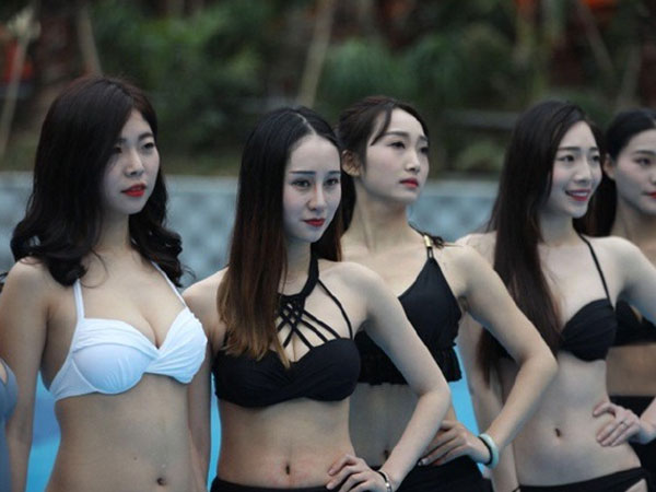 Bất chấp giá lạnh, sinh viên Trung Quốc nô nức thi mẫu ngực