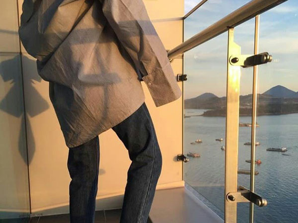 Chàng trai giận tím mặt khi bạn gái đi dép lào, mặc quần jean cả tuần không giặt đến đám cưới sếp