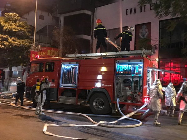 Cháy lớn trên phố Trần Duy Hưng