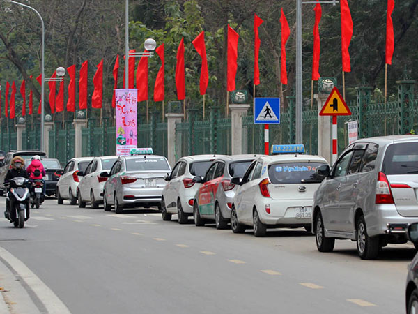 Hà Nội: Đường 600m mới thông xe, cả loạt ô tô thi nhau đỗ
