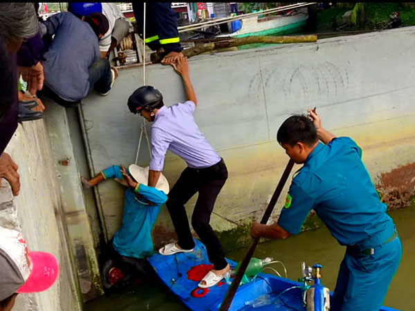 Hàng trăm người ứng cứu người đàn ông bị kẹt chân ở cống đang đóng