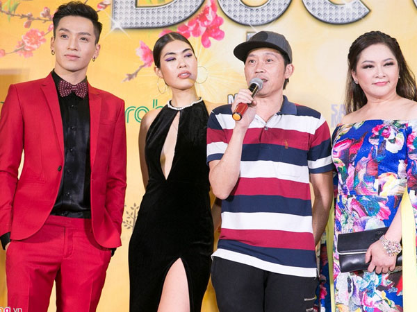 Hoài Linh đeo khẩu trang, đi dép lào trên thảm đỏ ra mắt phim