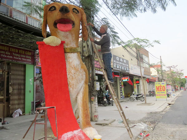 Mô hình chó khổng lồ đón xuân Mậu Tuất ở đất Cảng
