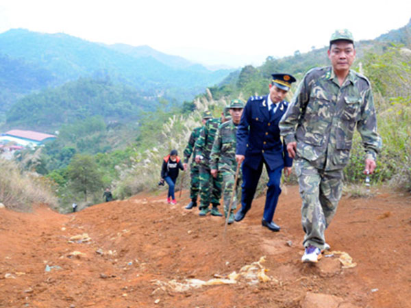 Muôn nẻo buôn lậu cận Tết: Chiêu 'hô biến' hàng lậu thành hợp pháp