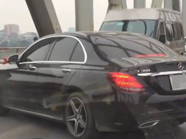Tài xế nói lí do quay đầu xe Mercedes trên cầu Chương Dương