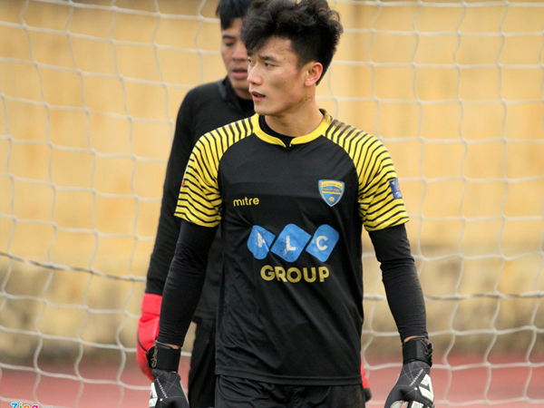 Thủ môn Bùi Tiến Dũng trở lại tập luyện chuẩn bị cho AFC Cup 2018