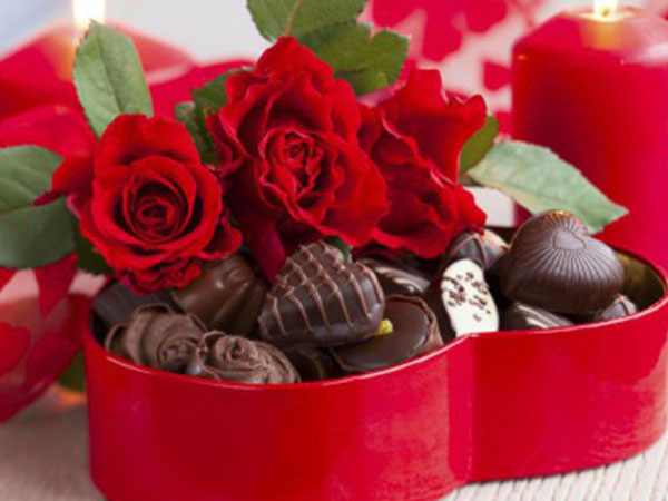 Vì sao hoa hồng và socola là hai món quà thường tặng trong ngày Valentine?