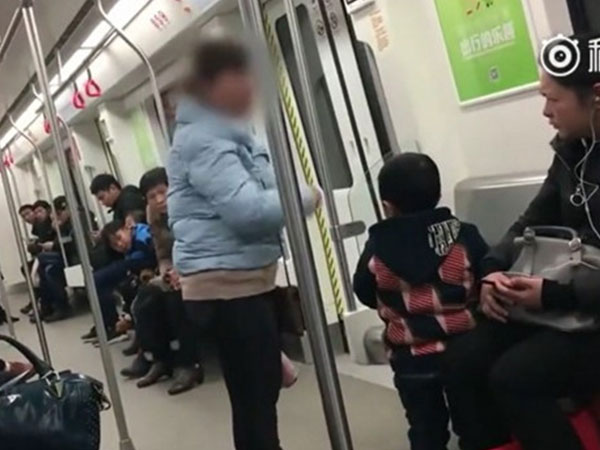 Bà mẹ đánh con nơi công cộng và lý do xúc động phía sau