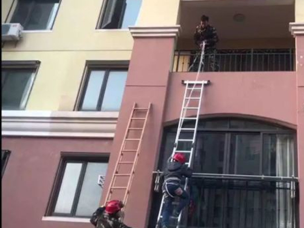 Bà nội buộc dây thả cháu xuống ban công vì lý do không thể chấp nhận