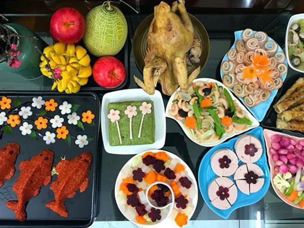 Chị em công sở rộn ràng khoe mâm cơm cúng ông Công ông Táo đẹp mắt