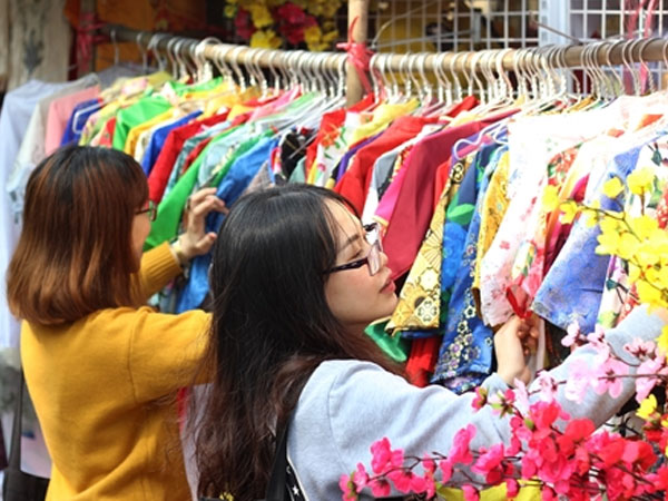 Cho thuê áo dài Tết kiếm chục triệu mỗi ngày