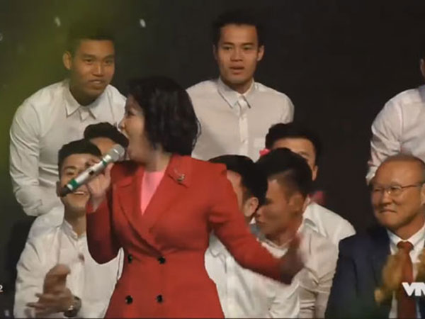 Fan hâm mộ phát cuồng trước hành động của các cầu thủ U23 dành cho diva Mỹ Linh