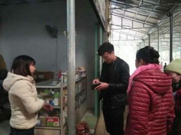 Hé lộ ảnh thủ môn Bùi Tiến Dũng đi chợ mua đồ về gói bánh chưng cùng mẹ