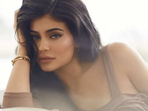 Kylie Jenner trở thành người giàu nhất gia đình Kardashian ở tuổi 21