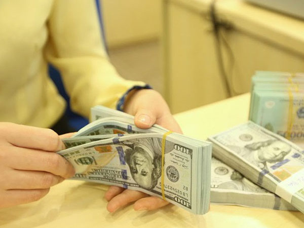 Lãi suất liên ngân hàng bật lên, dự trữ ngoại hối tăng vọt