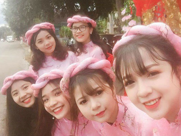 Ngắm dàn thiếu nữ bê tráp xinh như hoa này, ai cũng tự hỏi, có phải Đắk Lắk là vùng đất của mỹ nhân không?