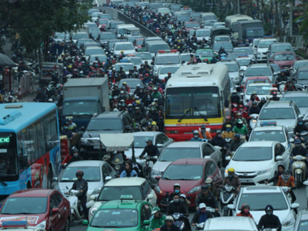 Nhiều tuyến phố Thủ đô tê liệt vì ùn tắc, xe buýt bỏ chuyến