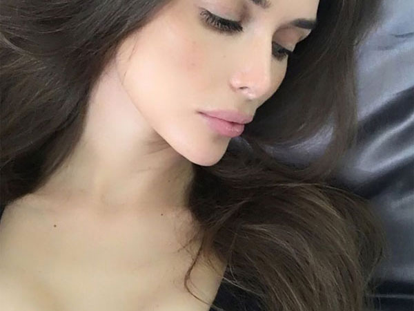 Nữ blogger mang cặp núi đôi 'hình vuông' vì phẫu thuật thẩm mỹ hỏng