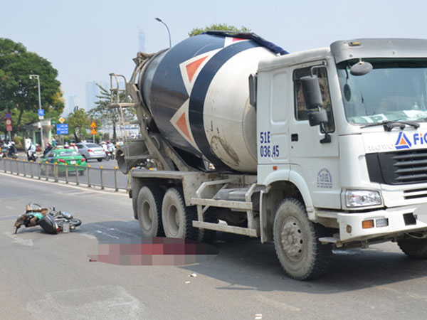 Xe bồn cán chết người đàn ông giữa trung tâm Sài Gòn