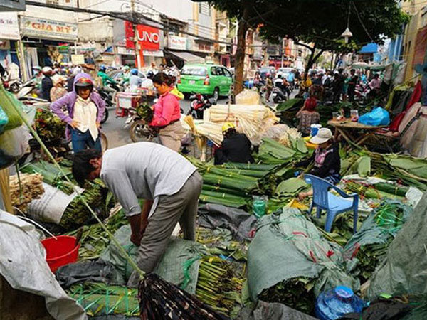 120.000 đồng một bó lá dong bán vỉa hè Sài Gòn