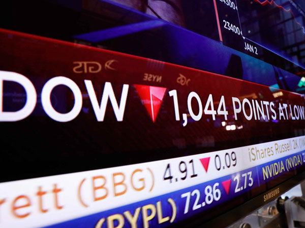 Chứng khoán Mỹ tiếp tục lao dốc, Dow Jones mất 1.000 điểm