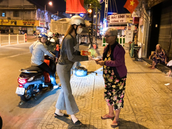 Hồ Ngọc Hà dành cả ngày làm từ thiện, đi xe máy trao quà Tết cho người vô gia cư lúc nửa đêm