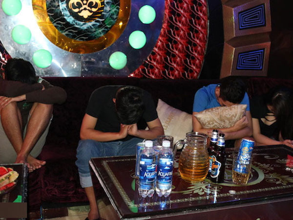 Lại phát hiện nhóm nam nữ 9X cùng 'bay' tại karaoke Pha Lê