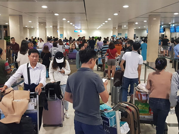 Người dân bắt đầu về quê, các cửa ngõ Sài Gòn ùn tắc