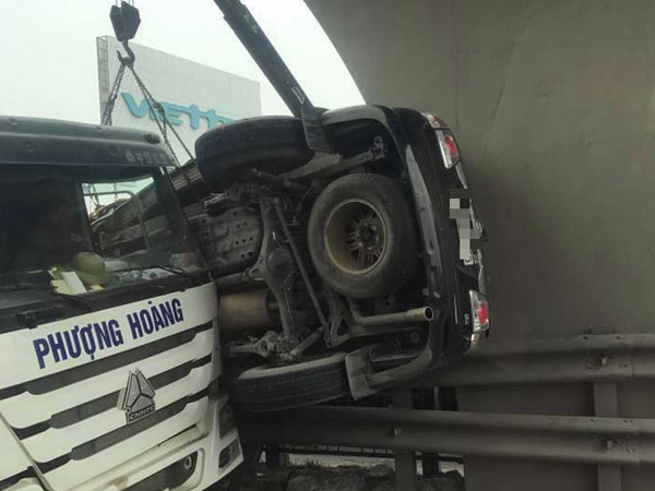 Tai nạn hy hữu: Ô tô bị kẹp dính lên mố cầu sau va chạm ở Hải Dương