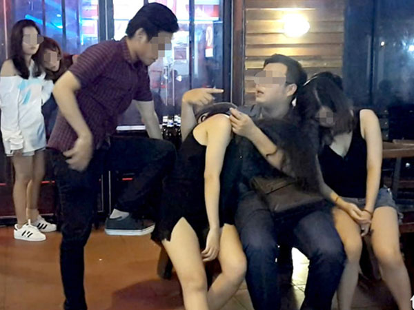 Tiệc liên hoan cuối năm: 'Vui thôi, đừng vui quá'