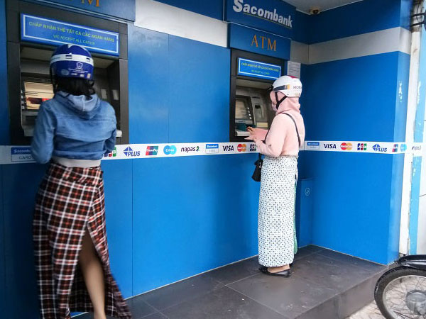 TP.HCM: 'Bực bội' vì ATM 'nhả' tiền mệnh giá thấp