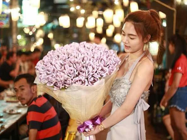Valentine chưa tới, cô nàng đã 'chi bạo' 71 triệu đồng, xếp thành bó hoa tiền tặng người yêu