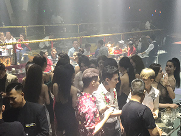 Video: Dân chơi nhốn nháo khi cảnh sát ập vào quán bar ở Sài Gòn