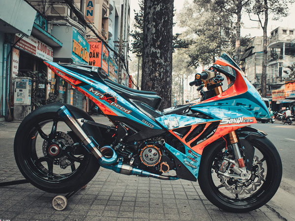 Yamaha Exciter độ hàng trăm triệu đồng theo phong cách BMW S1000RR