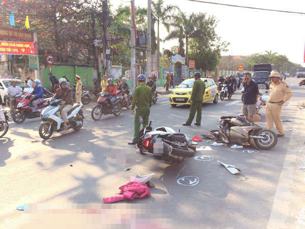 2 xe máy va chạm kinh hoàng, cô giáo nguy kịch ngay trước nhà nhưng người thân không nhận ra