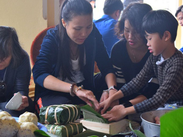 Chắt ngoại say sưa gói bánh chưng dâng Đại tướng Võ Nguyên Giáp ở Vũng Chùa