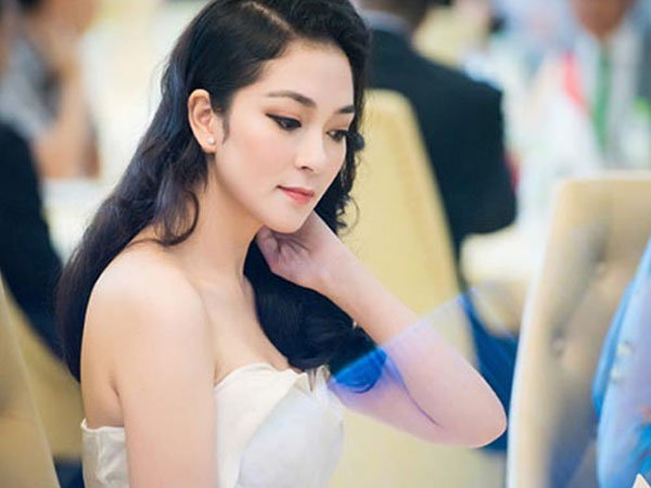 Hoa hậu Nguyễn Thị Huyền viết tâm thư đáp trả chuyện 'dao kéo'