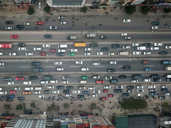 Người dân chật vật tìm lối thoát khỏi cửa ngõ Hà Nội
