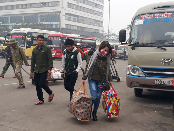 Người dân lỉnh kỉnh đồ đạc đổ về bến xe Mỹ Đình về quê ăn Tết