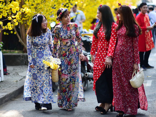 Xu hướng áo dài Tết 2018: Vẫn tràn ngập áo dài kết hợp váy xòe