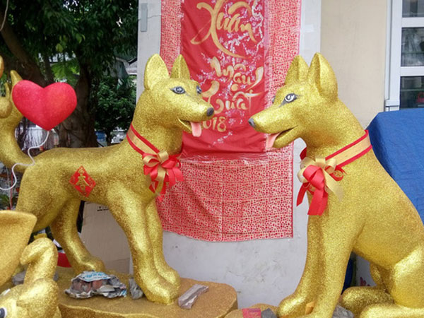 Dân Sài Gòn - Hà Nội bỏ tiền triệu sắm linh vật chó chơi Tết